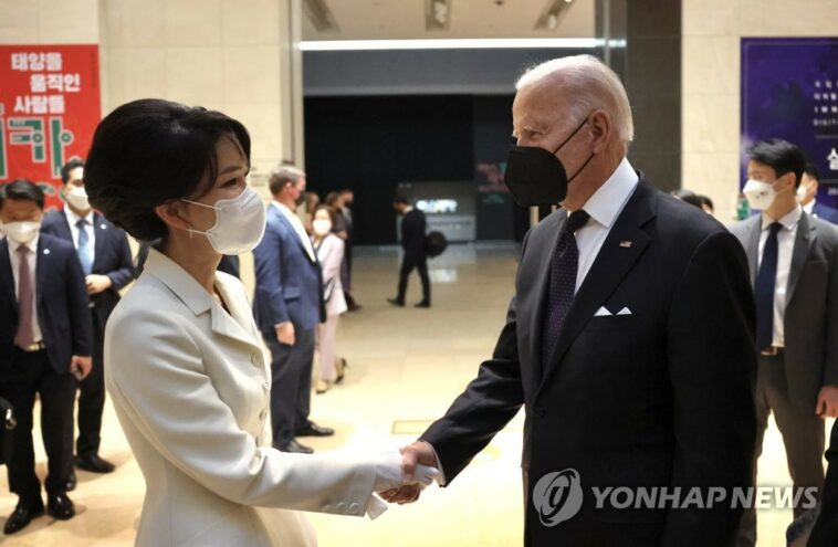 Biden dice que él y Yoon se 'casaron'