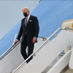 El presidente de los Estados Unidos, Joe Biden, desembarca del Air Force One a su llegada a la base aérea de Yokota en Fussa, prefectura de Tokio, el 22 de mayo de 2022. (AFP)