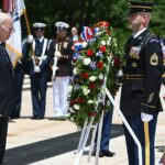 El presidente Joe Biden participa en una ceremonia de colocación de una ofrenda floral en la Tumba del Soldado Desconocido en honor al Día de los Caídos en el Cementerio Nacional de Arlington en Arlington, Virginia, el 30 de mayo.