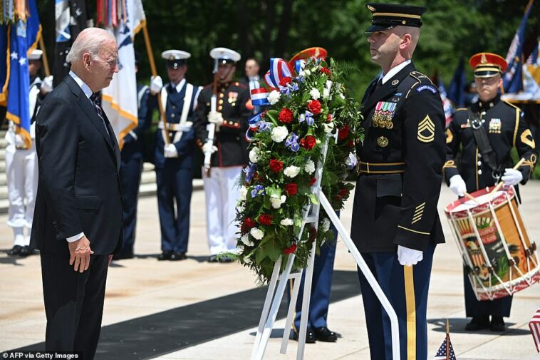 El presidente Joe Biden participa en una ceremonia de colocación de una ofrenda floral en la Tumba del Soldado Desconocido en honor al Día de los Caídos en el Cementerio Nacional de Arlington en Arlington, Virginia, el 30 de mayo.