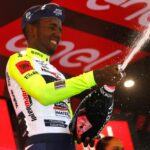 Biniam Girmay se retira del Giro de Italia tras lesionarse un ojo en el podio