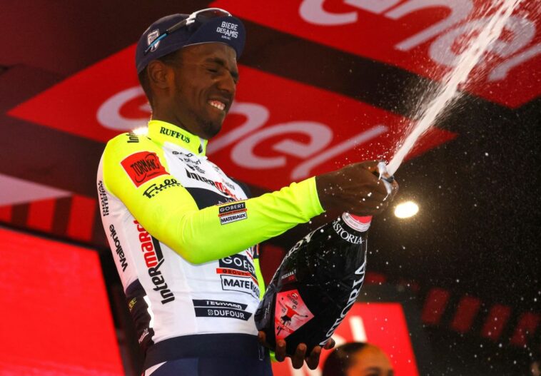 Biniam Girmay se retira del Giro de Italia tras lesionarse un ojo en el podio