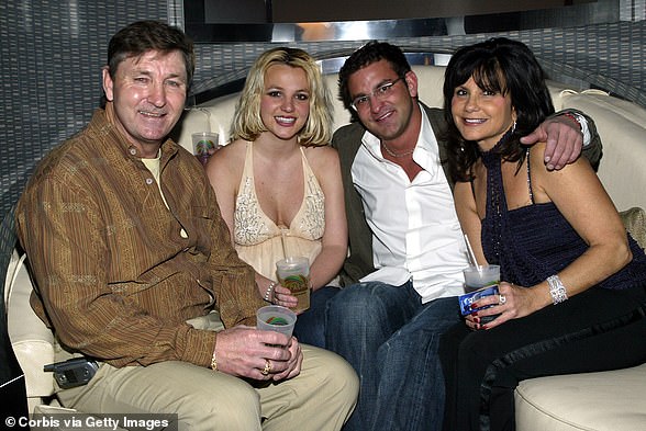 Britney con su padre, hermano y madre en 2006. Sus padres se separaron
