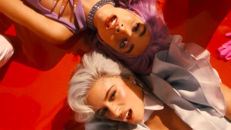 Camila Cabello y María Becerra lucen coloridas pelucas en el espacio exterior para el video interplanetario 'Hasta Los Dientes'
