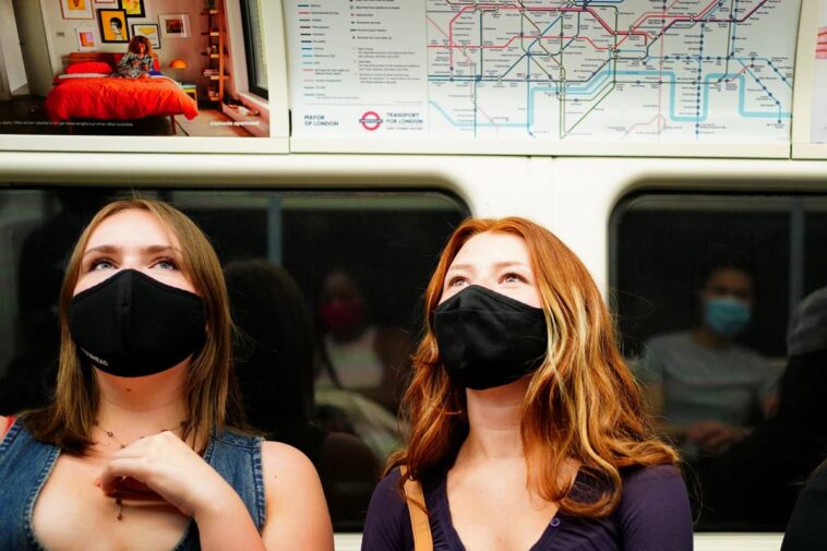 Casi 4.000 londinenses multados por negarse a llevar mascarilla en los servicios de TfL