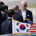 El presidente de los Estados Unidos, Joe Biden, se prepara para partir hacia Japón desde la base aérea de Osan en Pyeongtaek el 22 de mayo de 2022. (AFP)