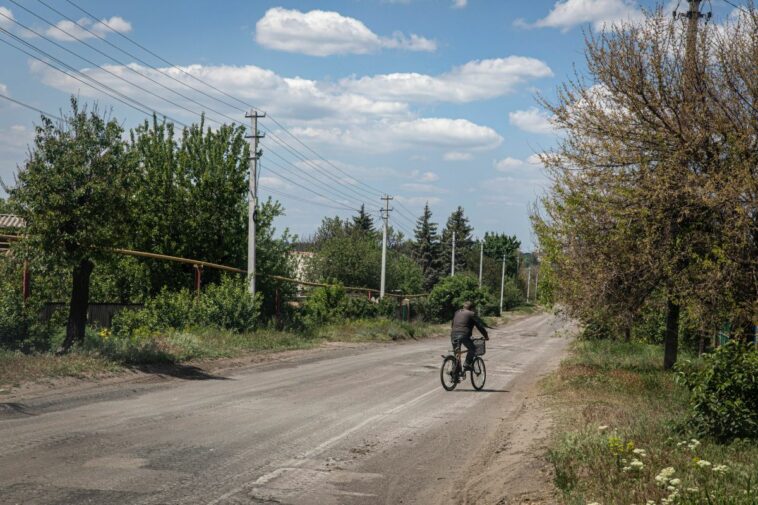 Ciclista ucraniano evita bombardeos y aviones de guerra rusos pedaleando siete horas desde su ciudad natal sitiada
