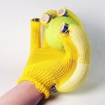 A primera vista de este objeto, se le perdonaría que lo confundiera con un racimo de plátanos maduros.  Pero el objeto es en realidad un nuevo guante de asistencia, aunque presenta lo que sus desarrolladores llaman 'dedos de plátano'.