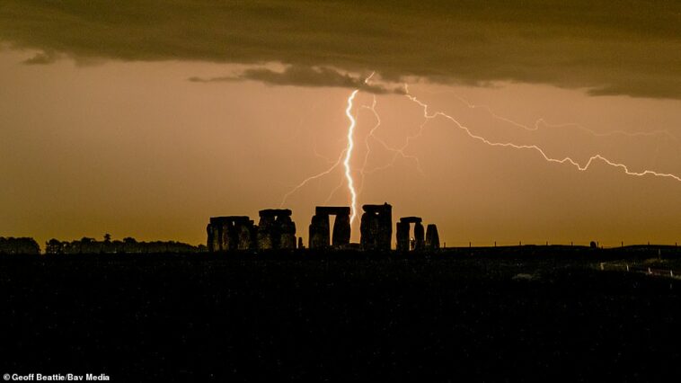 Una dramática tormenta eléctrica sobre Stonehenge en Wiltshire durante la noche cuando el sur de Inglaterra fue golpeado por tormentas eléctricas