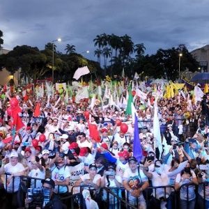 Colombianos reciben en Bucaramanga al candidato izquierdista Petro