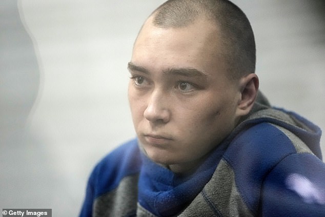 El sargento Vadim Shishimarin, de 21 años, ex sargento de tanques del ejército ruso, se enfrenta a cadena perpetua tras admitir cargos por crímenes de guerra el miércoles.