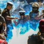 La policía usa gases lacrimógenos para dispersar una manifestación de estudiantes del Diploma Nacional Superior (HND) que exigen la renuncia del presidente de Sri Lanka, Gotabaya Rajapaksa