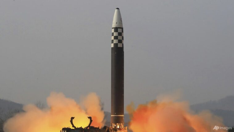 Corea del Norte dispara una salva de misiles, incluido un misil balístico intercontinental, horas después de que Biden abandone Asia