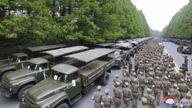 Corea del Norte moviliza al ejército y aumenta el rastreo en medio de la ola de COVID-19