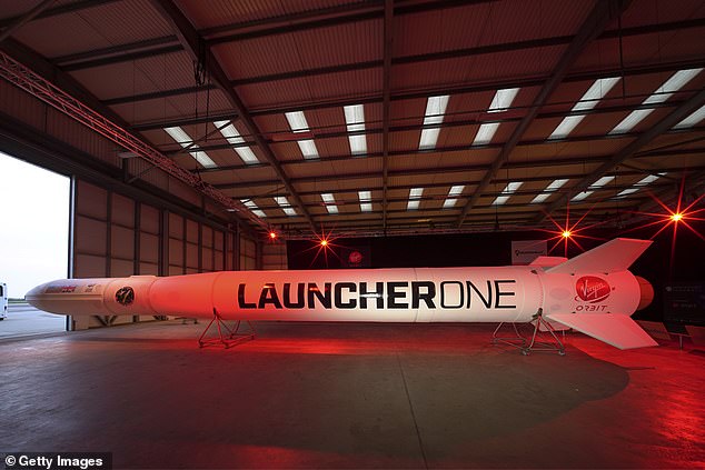 El cohete Virgin Orbit Launcher One, fotografiado en su hangar en el aeropuerto de Newquay en agosto del año pasado, estará equipado con un kit de observación del Ministerio de Defensa.