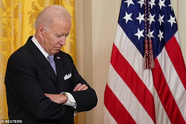 El presidente de los EE. UU., Joe Biden, se dirigió a la nación después del tiroteo masivo en una escuela en Texas y pidió más acción sobre las leyes de posesión de armas.