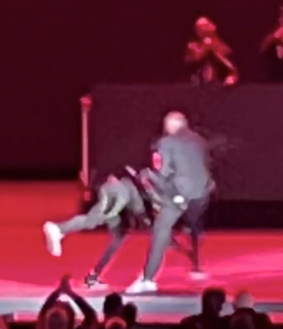 Dave Chappelle fue atacado anoche en el escenario mientras filmaba un especial de Netflix en Los Ángeles