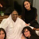 Demi Moore, sus hijas posan con la figura espiritual Mata Amritanandamayi: 'Estoy muy agradecida'