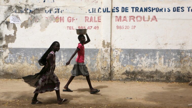 Donantes de Camerún distribuyen toallas sanitarias a niñas desplazadas por la crisis en el Día Mundial de la Higiene Menstrual