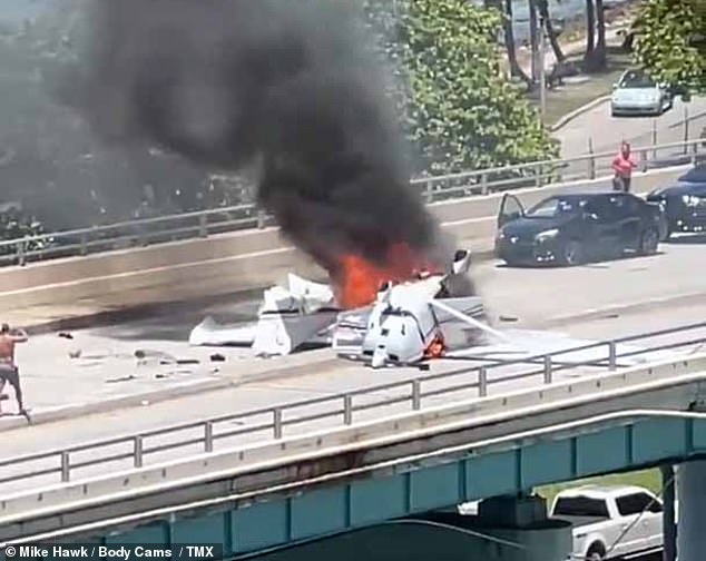 Al menos dos personas se encuentran en estado crítico y otras cuatro heridas al estrellarse una avioneta contra un automóvil en un puente de Miami