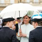 Duquesa de Cambridge se reunió con sobreviviente del Holocausto en fiesta en el jardín real