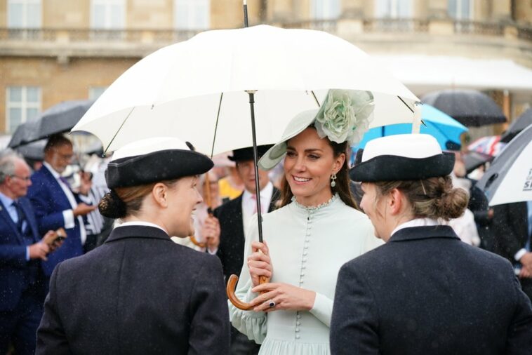 Duquesa de Cambridge se reunió con sobreviviente del Holocausto en fiesta en el jardín real