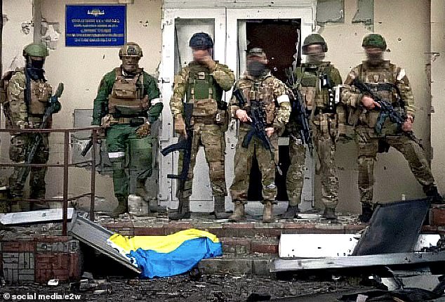 Mercenarios de Wagner posan en Popasna, una ciudad sitiada en el este de Ucrania devastado por la guerra