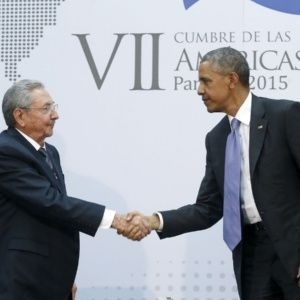 El apretón de manos de Obama con Raúl Castro muestra el camino para la Cumbre de las Américas de Biden