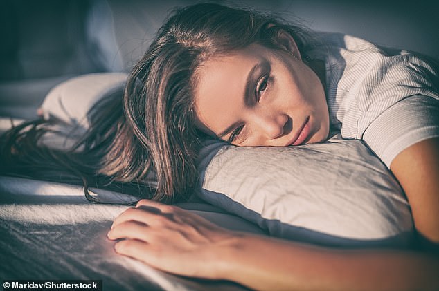 Es probable que el cambio climático reduzca la cantidad de sueño que las personas duermen por año, informan expertos de la Universidad de Copenhague (foto de archivo)