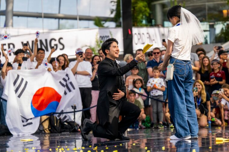 El campeón mundial de aviones de papel le propone matrimonio a su novia frente a la multitud después de ganar
