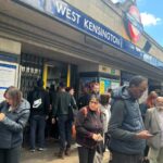 El 'caos' en la hora pico de Londres cuando cinco líneas de metro se vieron afectadas por retrasos en el día de apertura de Crossrail