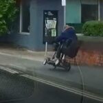 El temerario conductor de scooter fue captado por la cámara haciendo una maniobra de dos ruedas mientras viajaba por una acera en el centro de la ciudad de York a principios de este mes.