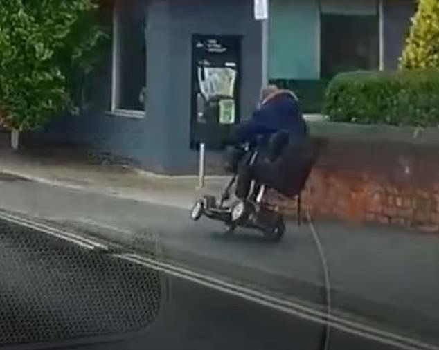 El temerario conductor de scooter fue captado por la cámara haciendo una maniobra de dos ruedas mientras viajaba por una acera en el centro de la ciudad de York a principios de este mes.