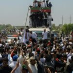 El derrocado primer ministro Khan encabeza una marcha de protesta en la capital de Pakistán bloqueada