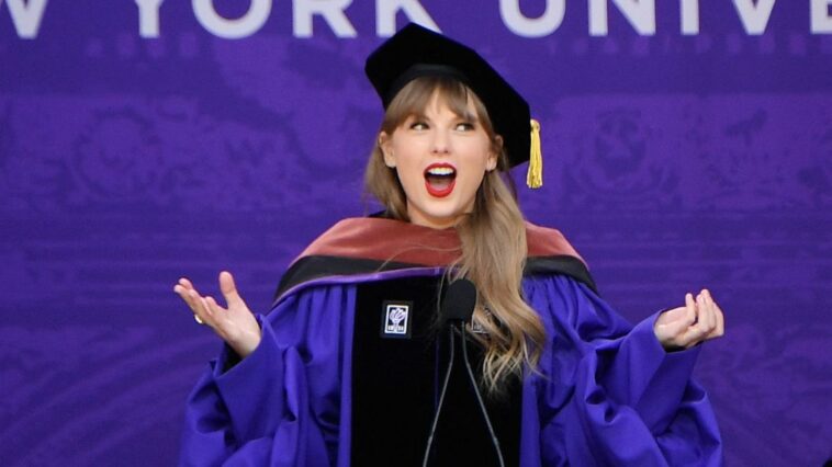 El discurso de NYU de Taylor Swift insta a la clase de 2022 a 'vivir junto a Cringe'