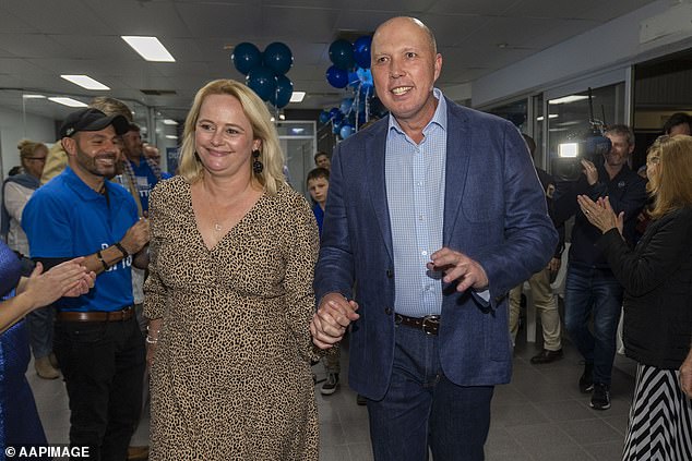 El exministro de Defensa Peter Dutton (en la foto con su esposa) ha sido elegido sin oposición como líder liberal, y la exministra de Medio Ambiente Sussan Ley ocupará el puesto adjunto.