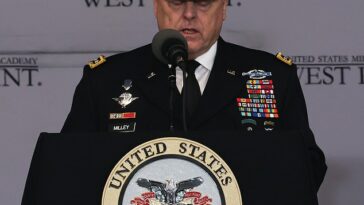 El principal oficial militar de los Estados Unidos, el general Mark Milley, advirtió a los soldados que se gradúan de West Point el sábado que se preparen para un