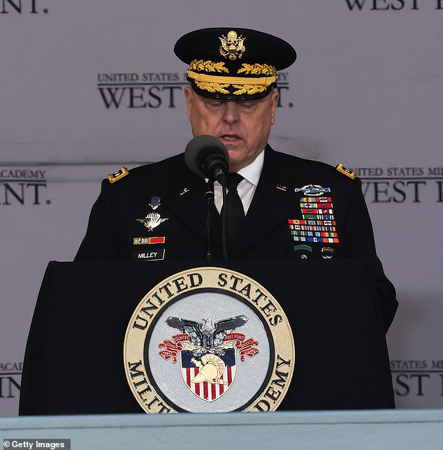 El principal oficial militar de los Estados Unidos, el general Mark Milley, advirtió a los soldados que se gradúan de West Point el sábado que se preparen para un