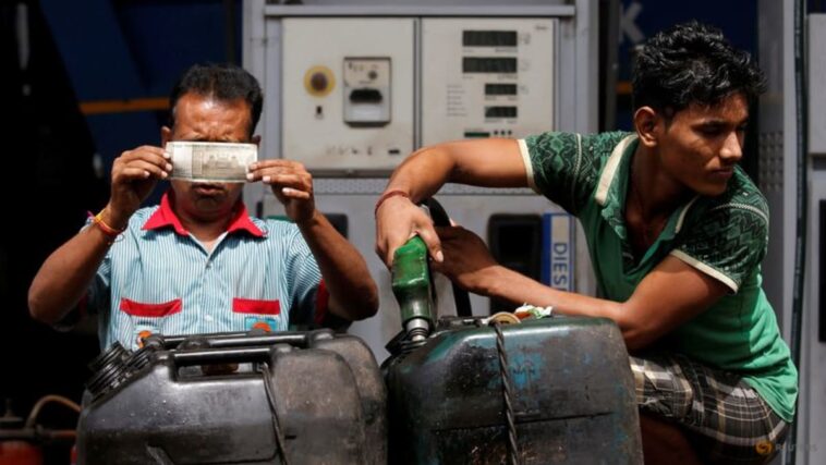 El gobierno indio recorta el impuesto sobre el combustible para combatir la inflación