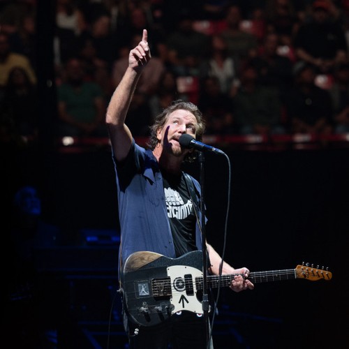 El líder de Pearl Jam, Eddie Vedder, rinde homenaje a Taylor Hawkins durante un show en vivo