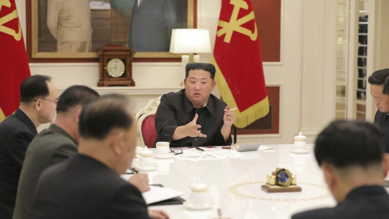 El líder norcoreano Kim critica la "inmadurez" de los funcionarios en respuesta al brote de COVID-19