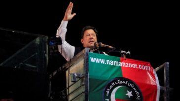 El líder opositor paquistaní Khan llama a marchar a Islamabad