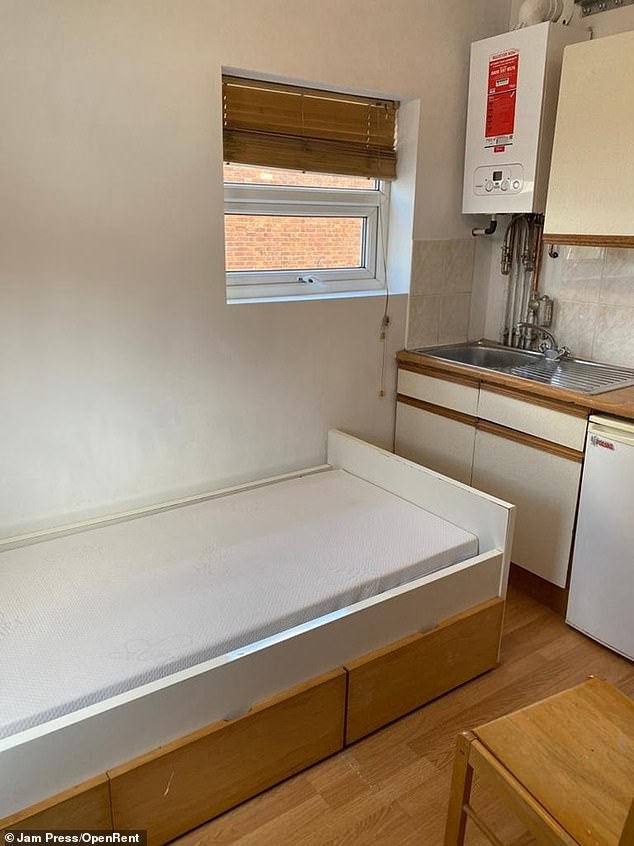 Un estudio en Willesden es tan pequeño que la cama casi bloquea los armarios de la cocina (en la foto), la propiedad se cotizaba por £ 595 al mes.