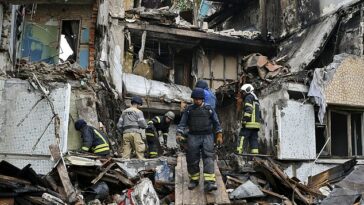 En la imagen: los equipos de rescate trabajan en un edificio de apartamentos destruido por los bombardeos rusos en Bakhmut, región de Donetsk.