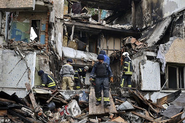 En la imagen: los equipos de rescate trabajan en un edificio de apartamentos destruido por los bombardeos rusos en Bakhmut, región de Donetsk.