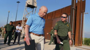 El secretario de Seguridad Nacional de EE. UU., Alejandro Mayorkas, recorrió secciones del muro fronterizo