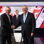 El primer ministro australiano Scott Morrison (derecha) y el líder de la oposición australiana Anthony Albanese se dan la mano durante el tercer debate de líderes