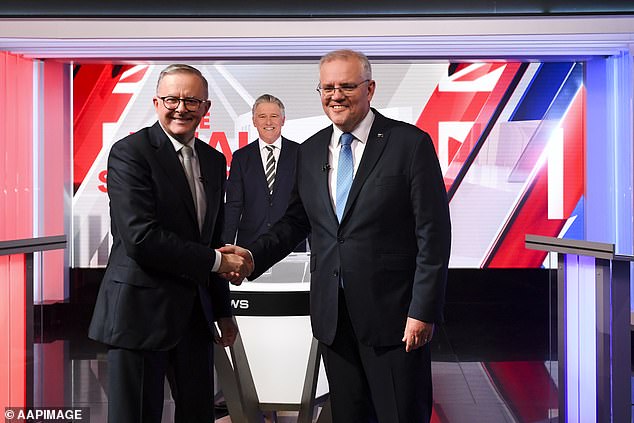 El primer ministro australiano Scott Morrison (derecha) y el líder de la oposición australiana Anthony Albanese se dan la mano durante el tercer debate de líderes
