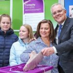 El Sr. Morrison estuvo acompañado por su esposa Jenny y sus hijas Lily y Abbey cuando deslizó su boleta electoral en la urna en la Escuela Pública Lilli Pilli, al sur de Sydney, el sábado.