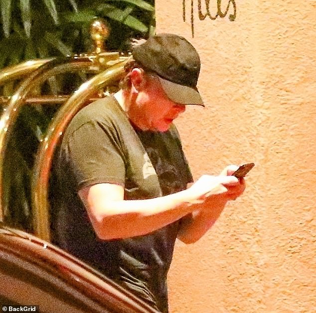 El CEO de Tesla, Elon Musk (en la foto), fue visto yendo a una cena en el Hotel Beverly Hills el jueves por la noche, solo unas horas antes de suspender su adquisición de Twitter.